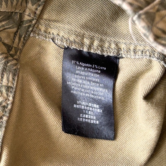 Kavu Patterned Green Shorts - Picture 5 of 5